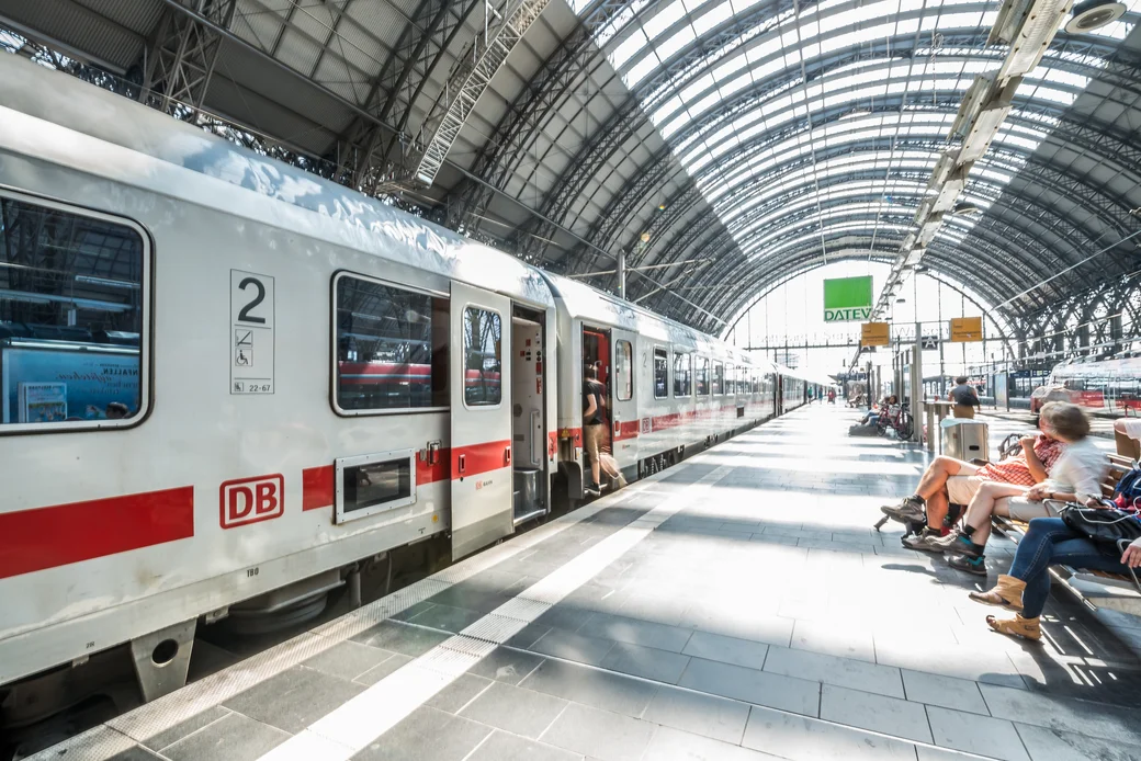 Zug am Bahnsteig Person steigt in Zug ein