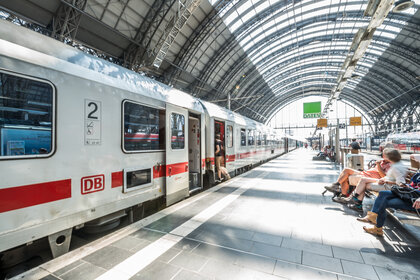 Zug am Bahnsteig Zug am Bahnsteig - Studio32 - stock.adobe.com