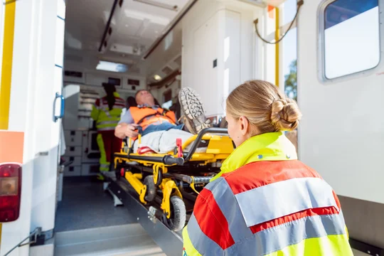 Sanitäter setzen Verletzten auf Trage in Krankenwagen