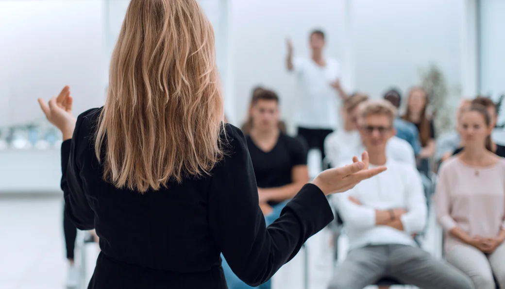 Eine Person bringt einen Wortbeitrag in einem Seminar.