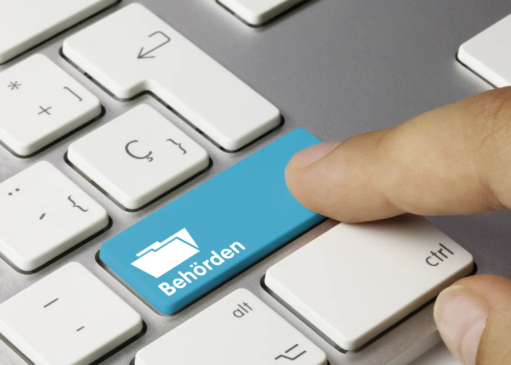Die Entertaste einer Tastatur ist mit “Behörden” beschriftet.