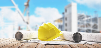 Baupläne auf der Baustelle Baupläne auf der Baustelle - ©ALDECAstudio - stock.adobe.com