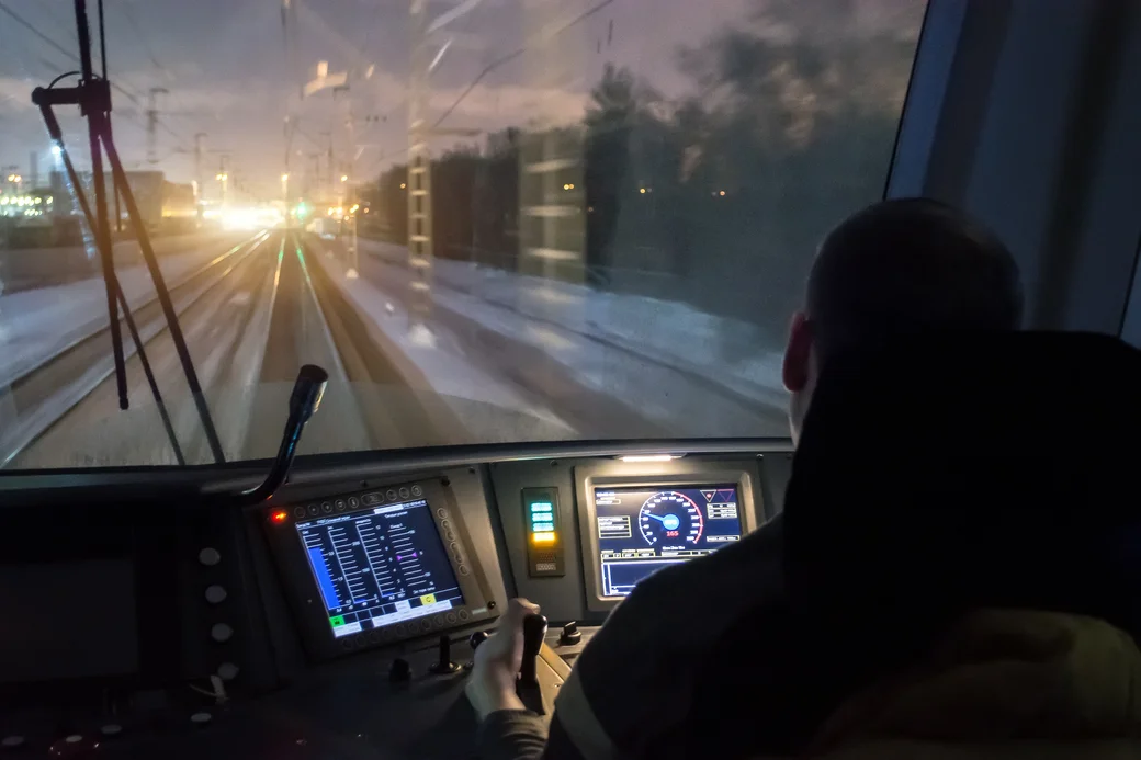 Eisenbahnbetrieb Lokführer im Führerstand