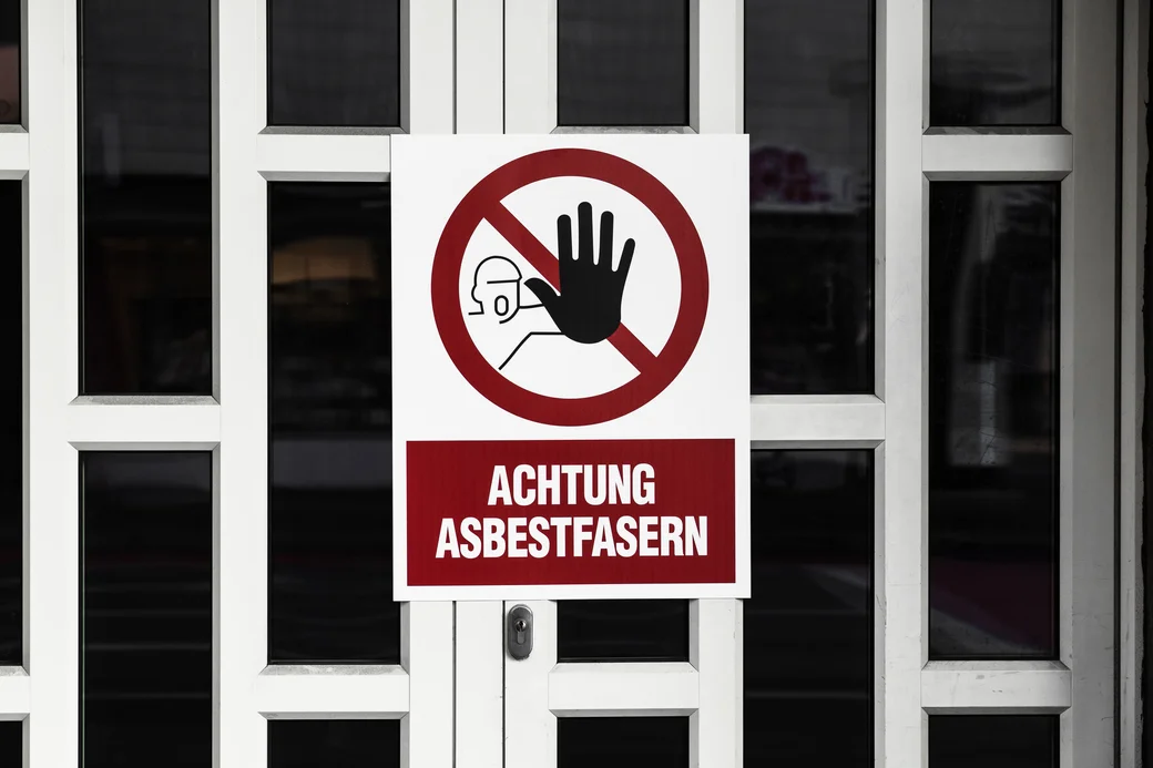 Ein Hinweisschild warnt vor Asbestfasern