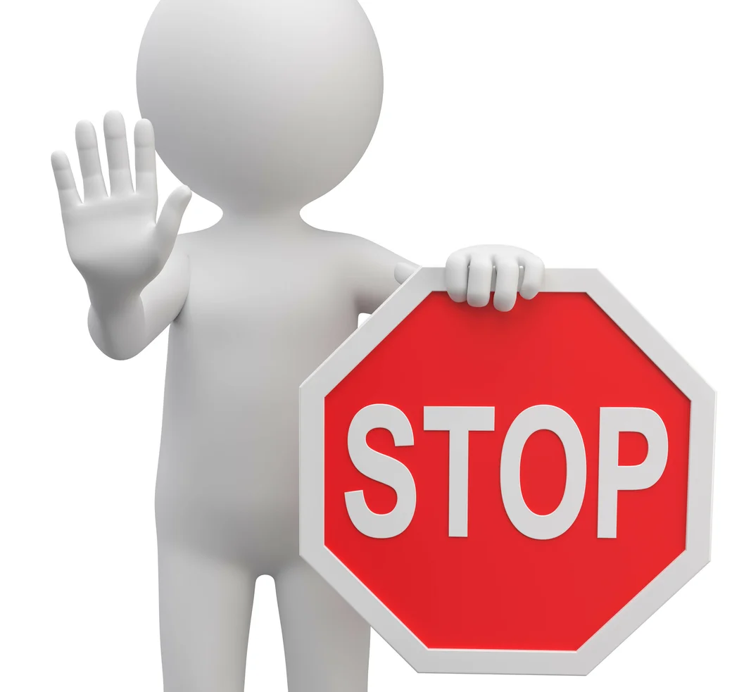 Figur hält Stopp-Schild hoch